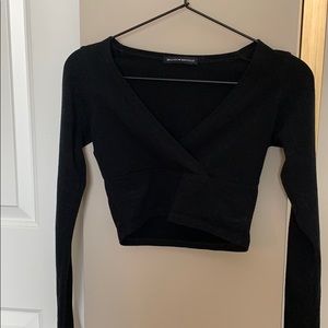 long sleeve cropped v neck top